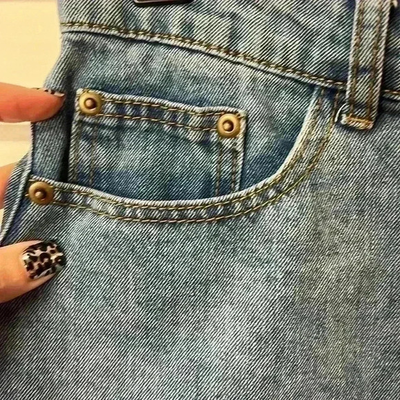 Miami Medium Wash Raw Hem Mini Skirt Size Medium - Picture 4 of 7